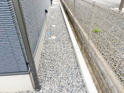 犬走り 防犯砂利敷き バラス砕石 防草シート加工