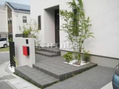 アプローチ タイル貼 シンボルツリー植栽 常緑シマトネリコ