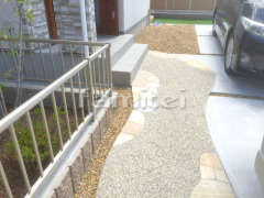 玄関アプローチ 花壇 ジャミ石敷き