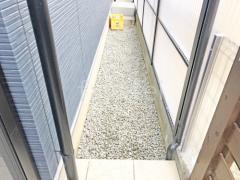 犬走り 防犯砂利敷き バラス砕石 防草シート加工